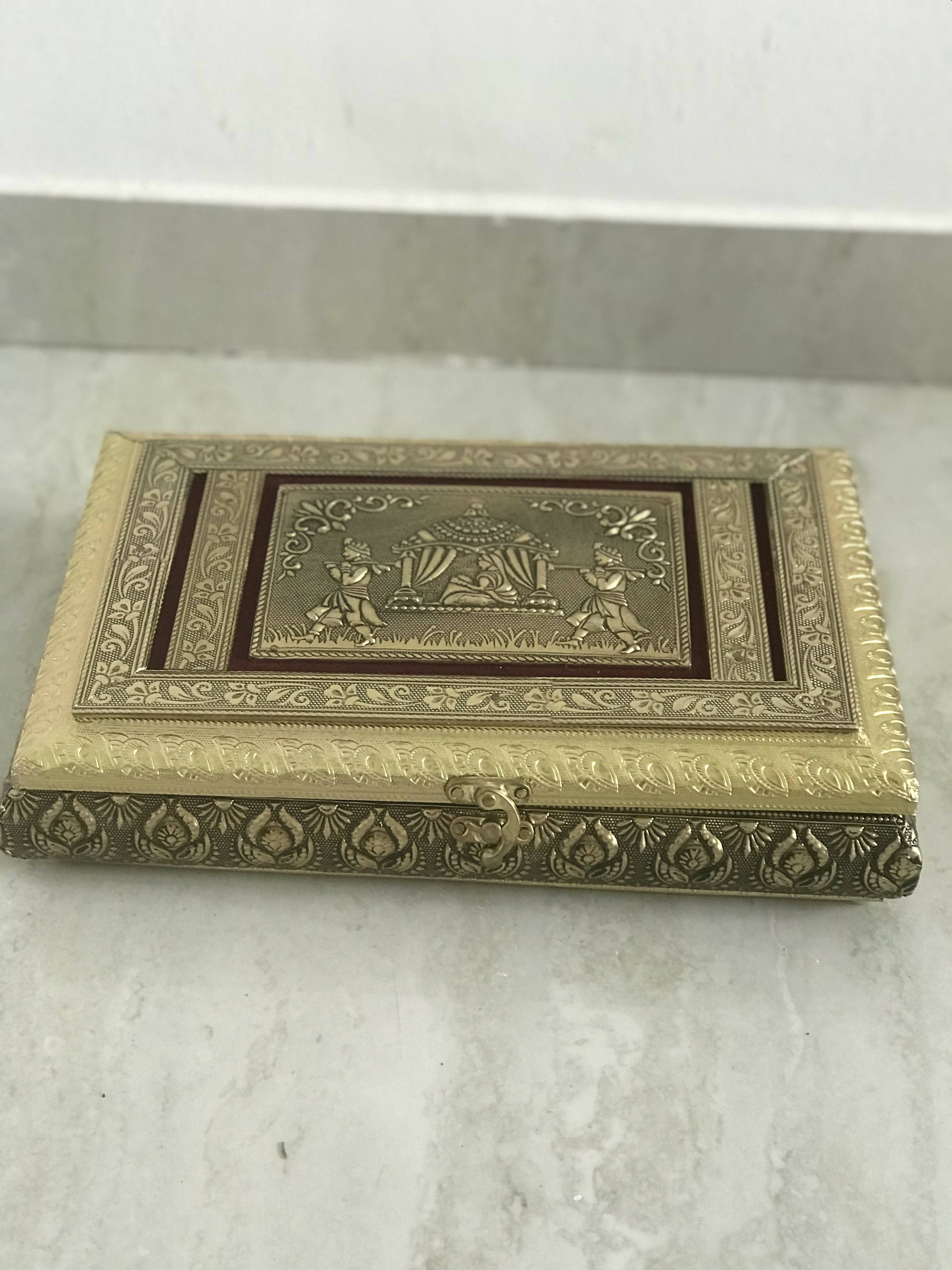 SK Mithaii | Assorted Authentic Indian Doli Design Dry Fruit Box | Almonds | Cashews |Walnuts |Apricots | 6 Partition